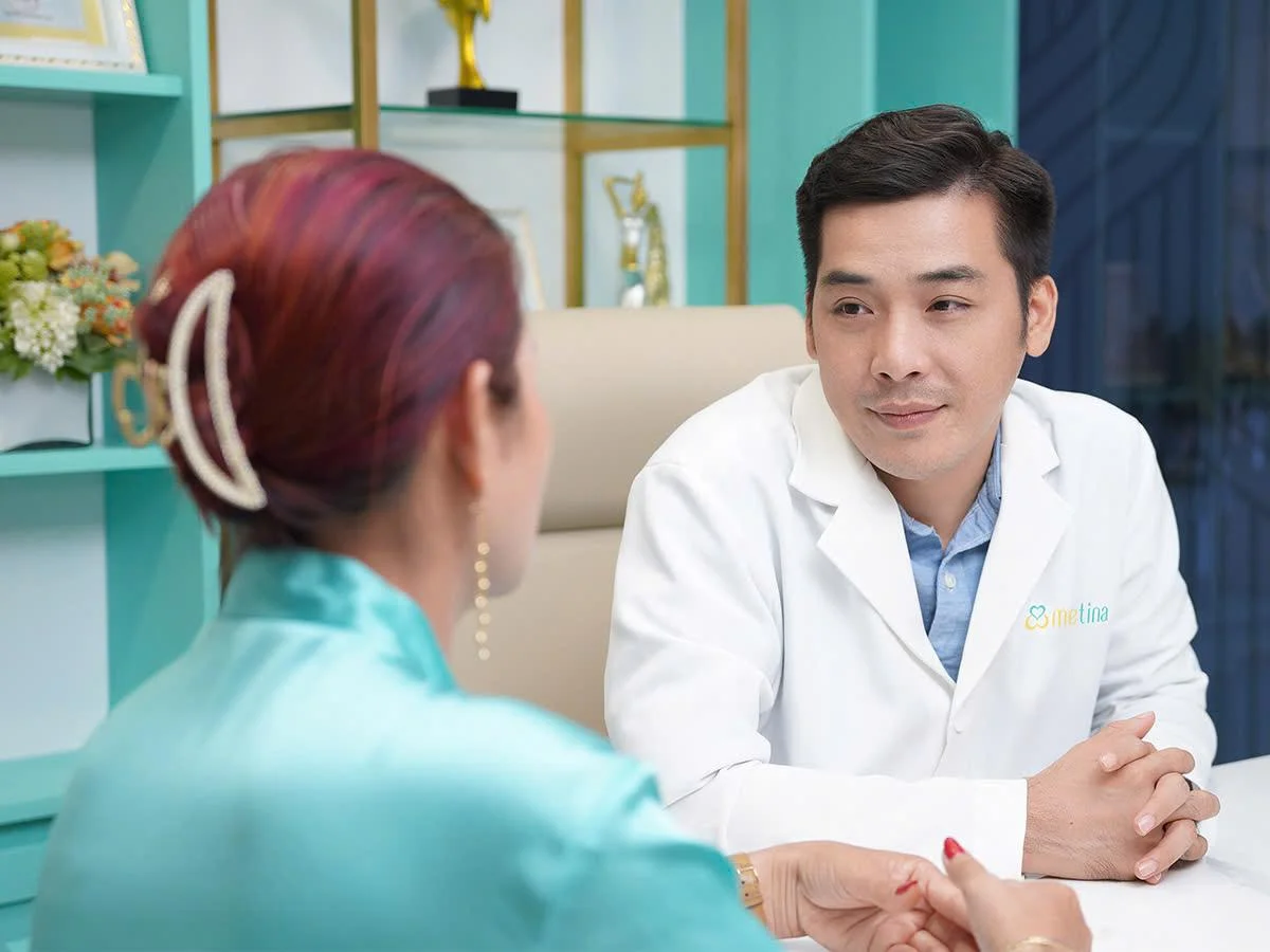 BS CKI. Châu Thanh Phong tư vấn cho khách hàng - Dr. Châu Thanh Phong - Thẩm mỹ 3 vòng