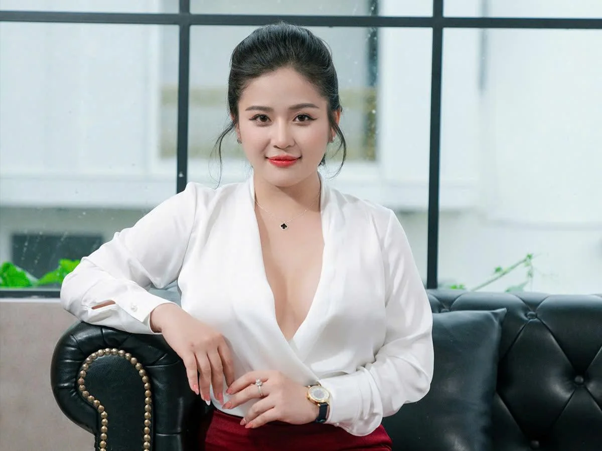MC Cao Vy thực hiện phương pháp treo sa trễ đường quầng kết hợp đặt túi Ergon... - Dr. Châu Thanh Phong - Thẩm mỹ 3 vòng