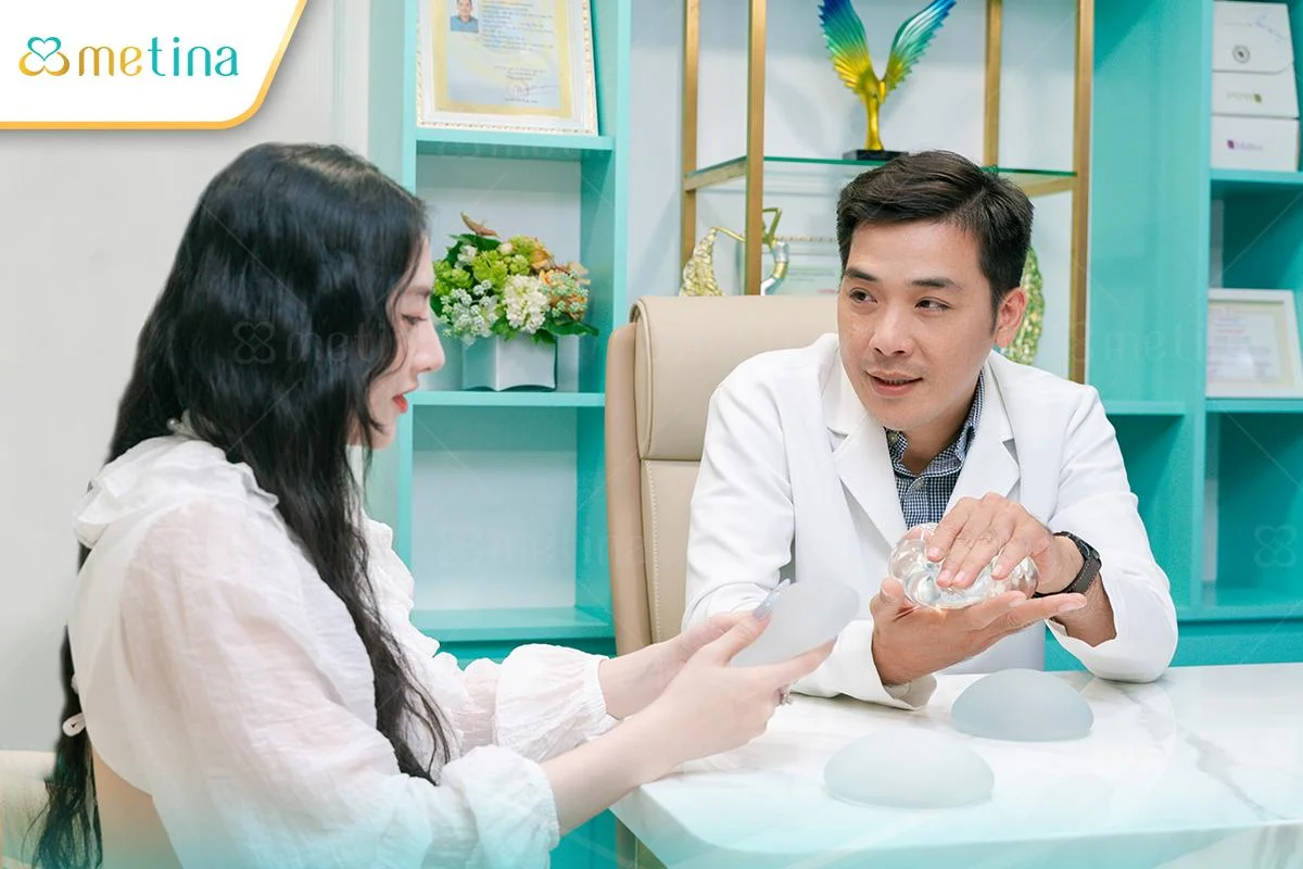 100% khách hàng của Dr. Châu Thanh Phong được tư vấn trực tiếp cùng bác sĩ trước khi phẫu t... - Dr. Châu Thanh Phong - Thẩm mỹ 3 vòng