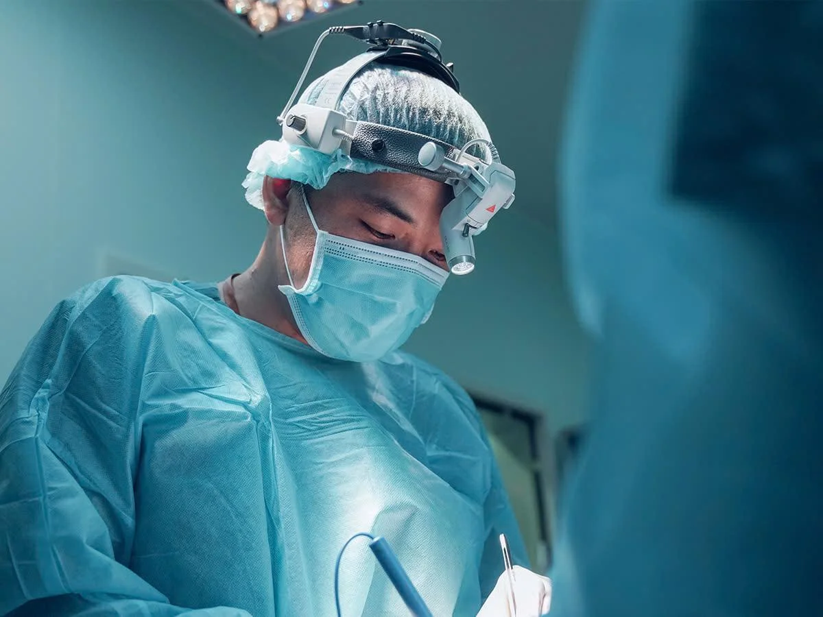 Bác sĩ CKI. Châu Thanh Phong trong một ca treo sa trễ ngực cấp độ IV - Dr. Châu Thanh Phong - Thẩm mỹ 3 vòng