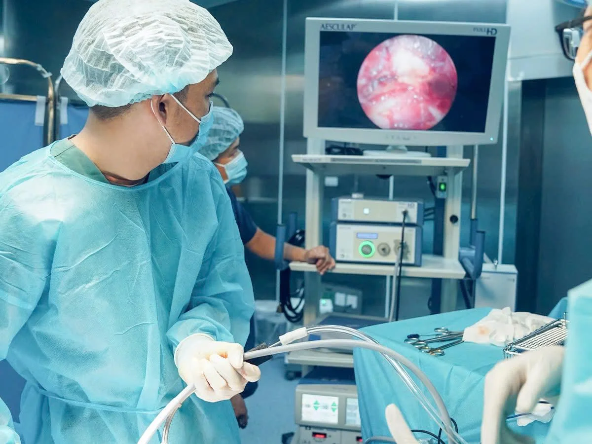Bác sĩ CKI. Châu Thanh Phong trong một ca phẫu thuật nâng ngực nội soi - Dr. Châu Thanh Phong - Thẩm mỹ 3 vòng