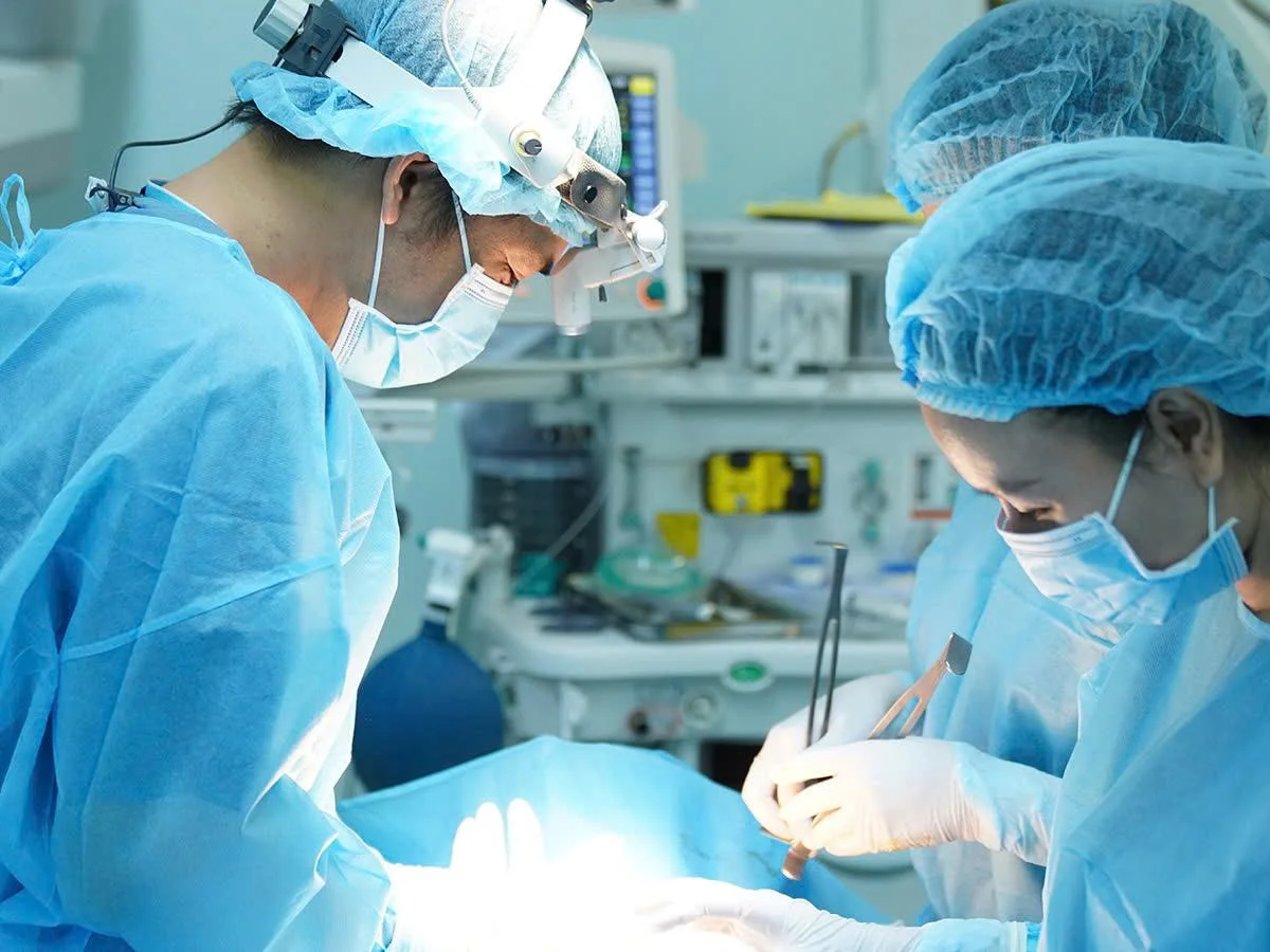 Bác sĩ CKI. Châu Thanh Phong đang trong ca phẫu thuật cấy mỡ - Dr. Châu Thanh Phong - Thẩm mỹ 3 vòng