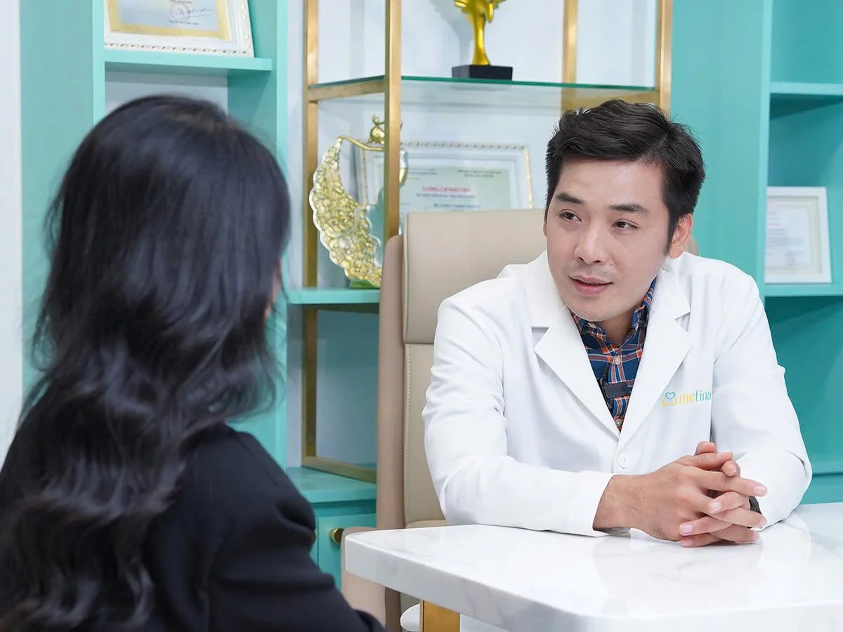 BS CKI. Châu Thanh Phong tư vấn cho khách hàng về phương pháp cấy mỡ tự thân - Dr. Châu Thanh Phong - Thẩm mỹ 3 vòng