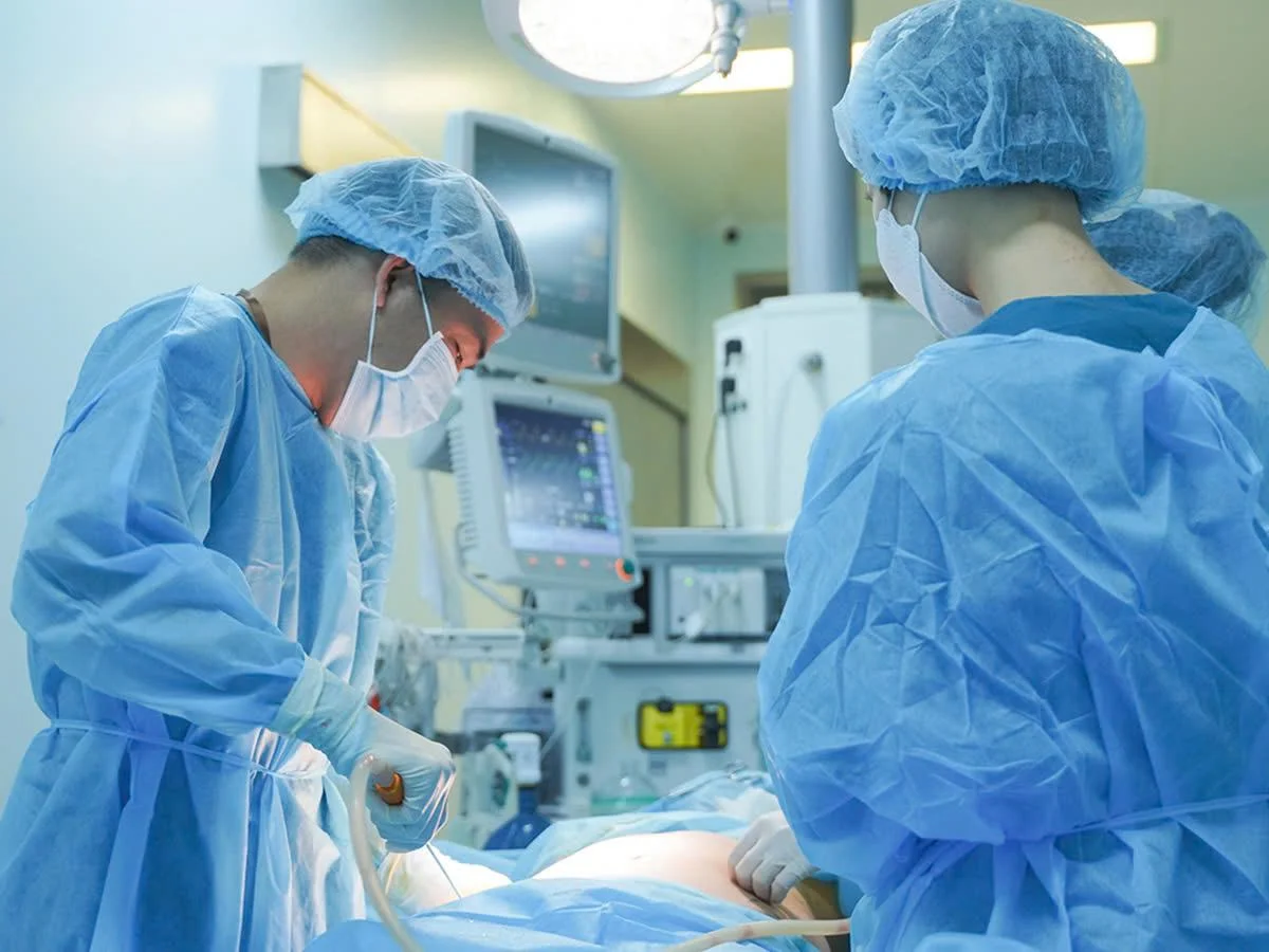 Bác sĩ CKI. Châu Thanh Phong trong một ca phẫu thuật hút mỡ bụng - Dr. Châu Thanh Phong - Thẩm mỹ 3 vòng