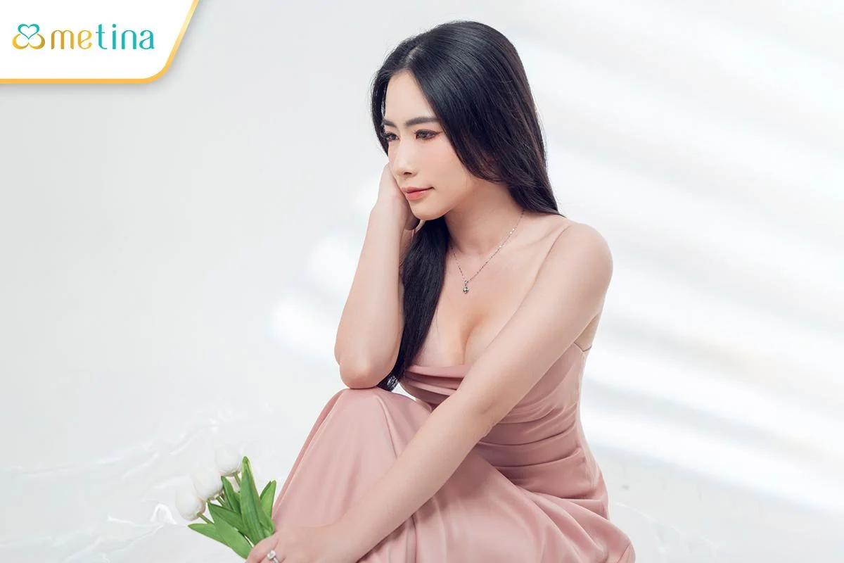 Thành quả sau 5 năm nâng ngực của chị N.T. do bác sĩ CKI. Châu Thanh Phong th... - Dr. Châu Thanh Phong - Thẩm mỹ 3 vòng
